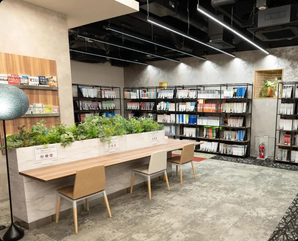 MDBライブラリの内観。資料棚と閲覧席