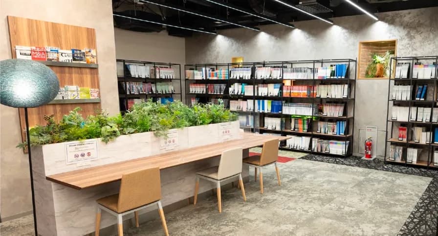 業界専門誌と書籍が並ぶ棚