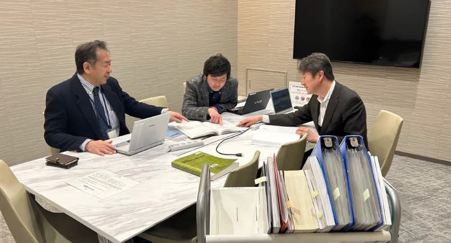 資料を広げて議論できる会議室